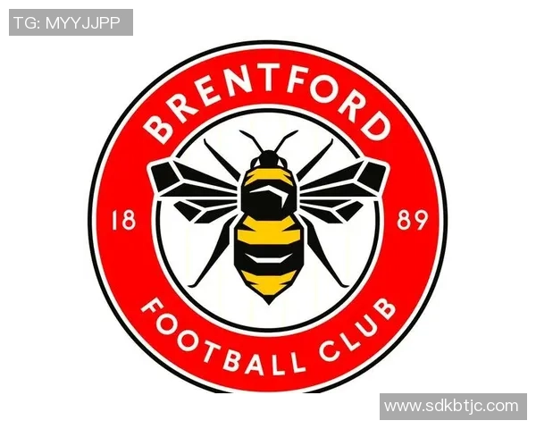 足球明星卡片与队徽完美融合展现传奇球员风采与球队荣誉