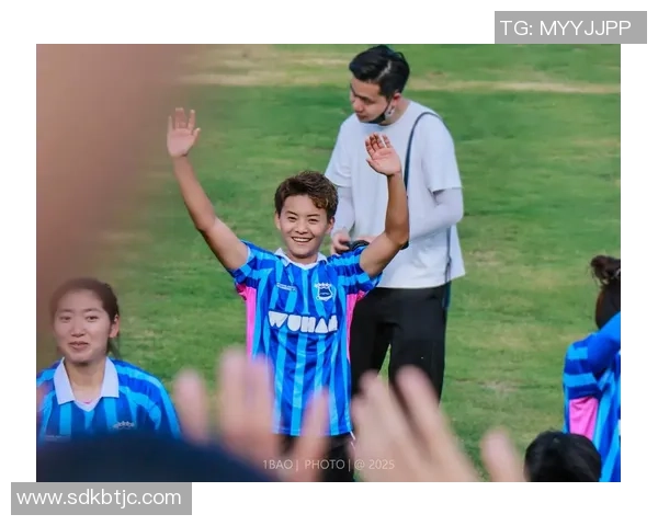 踢足球球星穿搭女生性感魅力展现时尚与运动完美结合